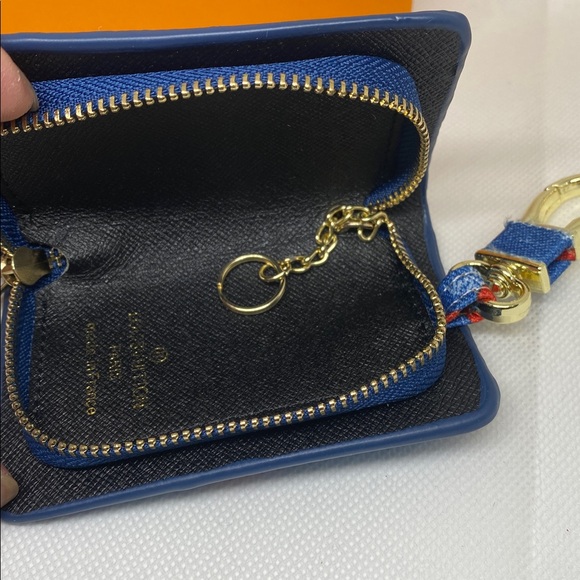 ✅ PRICE IS FIRM ✅ Fashion Cherry Print Key Holder - Picture 3 of 3